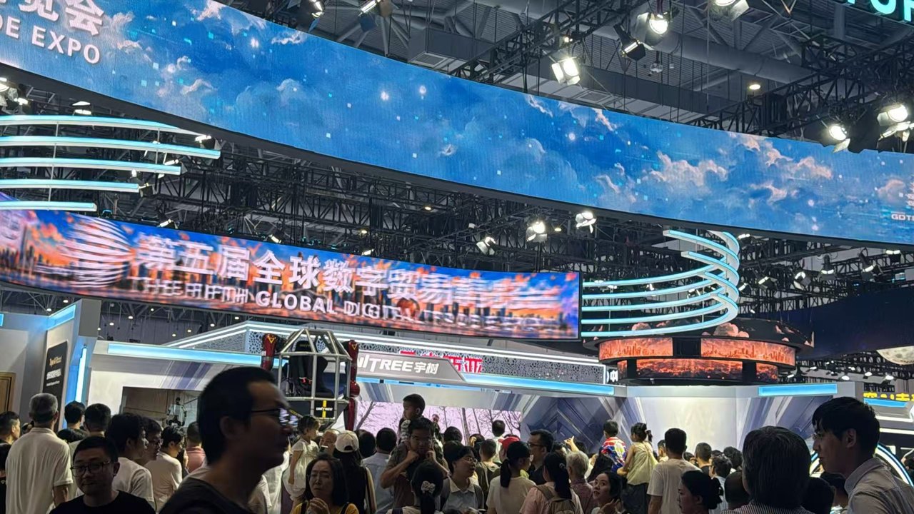 AI“包场”数贸会：王兴兴谈机器人攻克毫米级误差 安全厂商开始“以AI制AI”